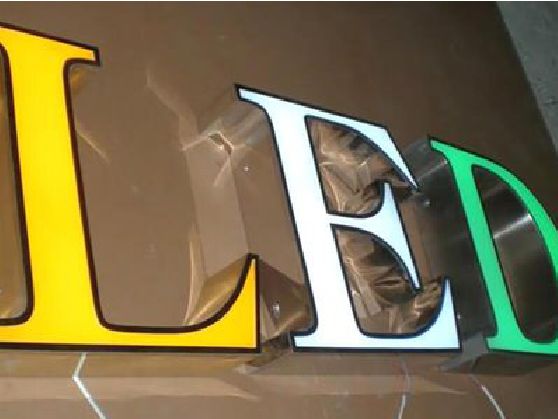千阳介绍LED招牌的基础知识。